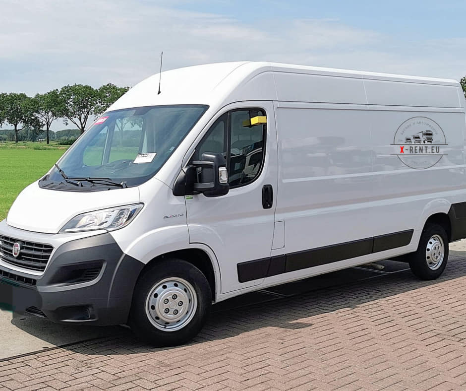 Бял товарен микробус Fiat Ducato с брандиране на X-Rent, паркиран на открито.